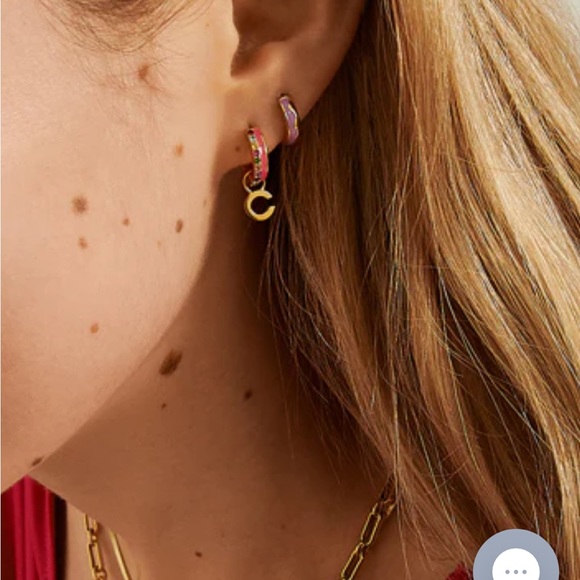 Edge of Ember gold-plated SINGLE lilac wave huggie earring - Picture 3 of 4